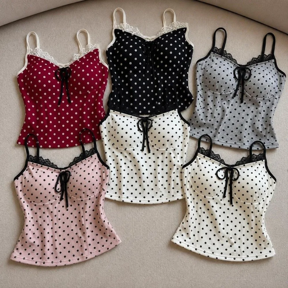 Stilvolles, schmal geschnittenes Polka-Dot-Cami-Top, dehnbares, ärmelloses Camisole mit Spitzenbesatz, atmungsaktives, gepolstertes Top mit Spaghettiträgern zum Überziehen. – Detail 8
