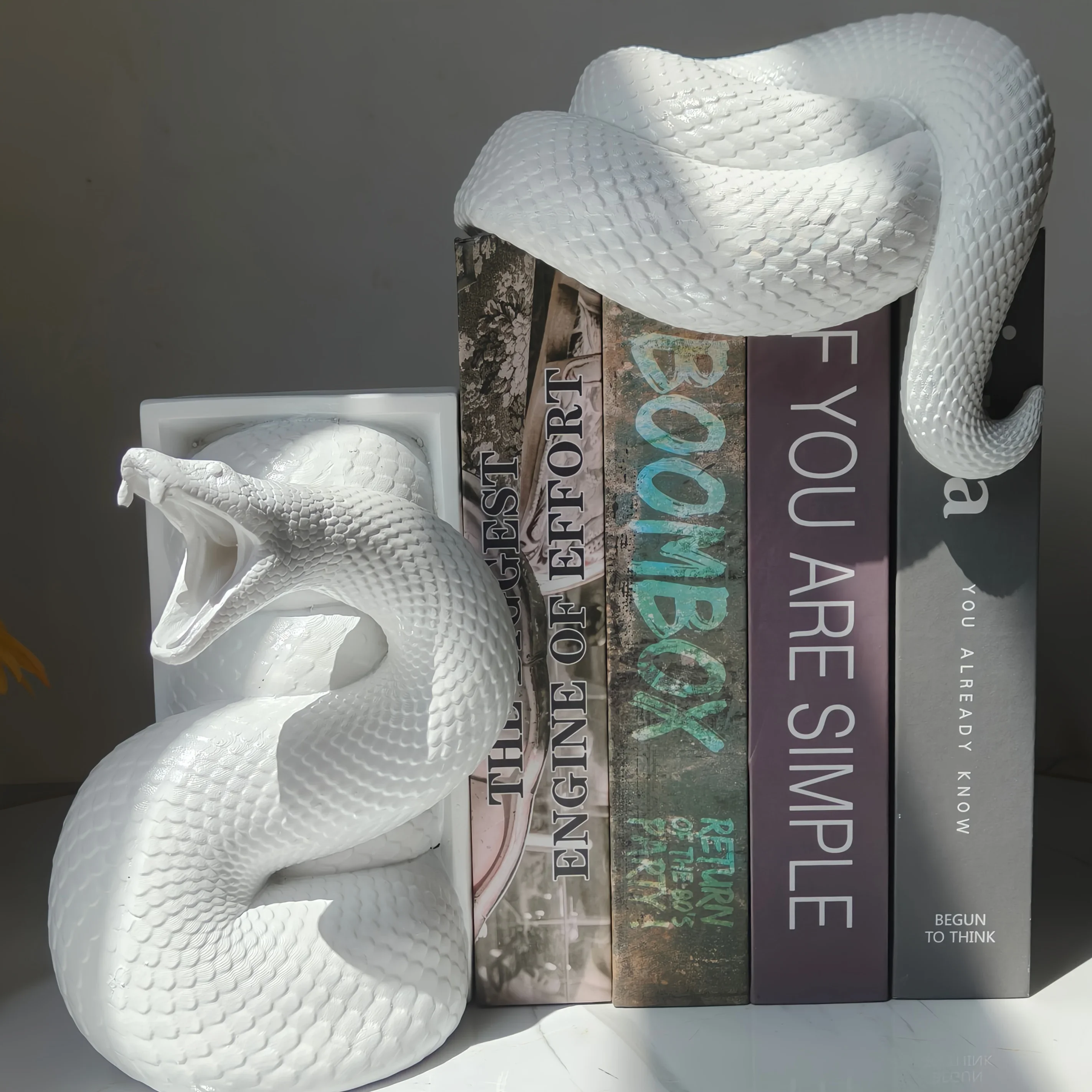 Resin Snake Design Bookends Gothic Style Snakehead and Snake Tail Bookshelf Ornament Decorative Handmade Handicraft Shelf Decor