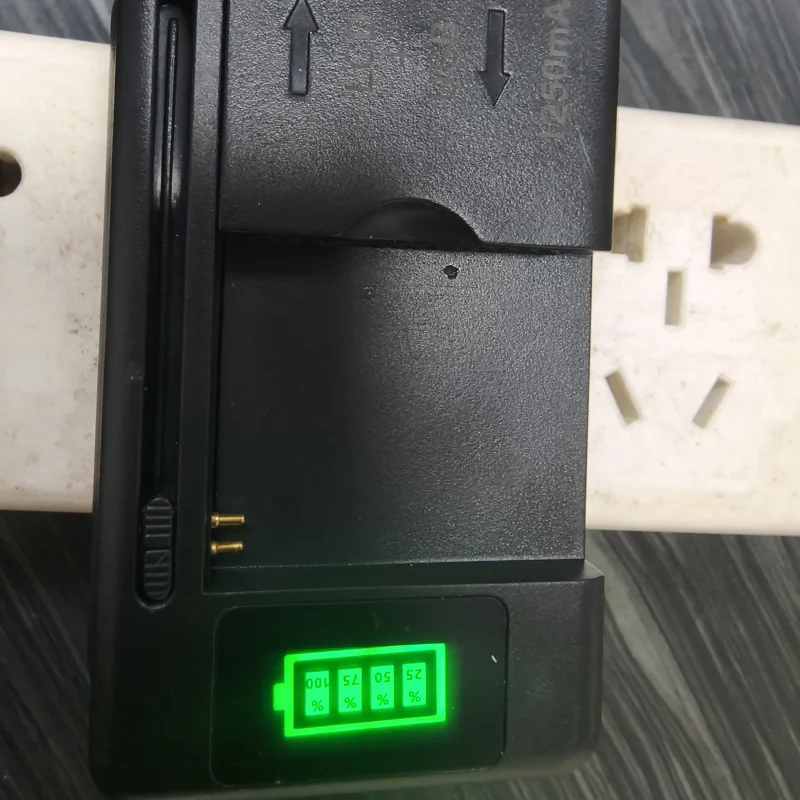 Nová univerzální nabíječka mobilních baterií do auta s konektorem EU/USA, LCD displej, USB port pro nabíječku baterií mobilních telefonů - náhled 5