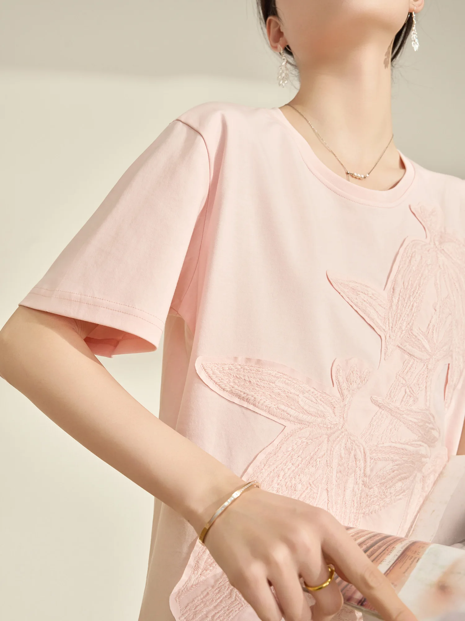 

Женская футболка Flowing Era с розовой вышивкой, повседневная, свободного кроя, с коротким рукавом, весна 2026, антивозрастной эффект, дышащий полиэстер