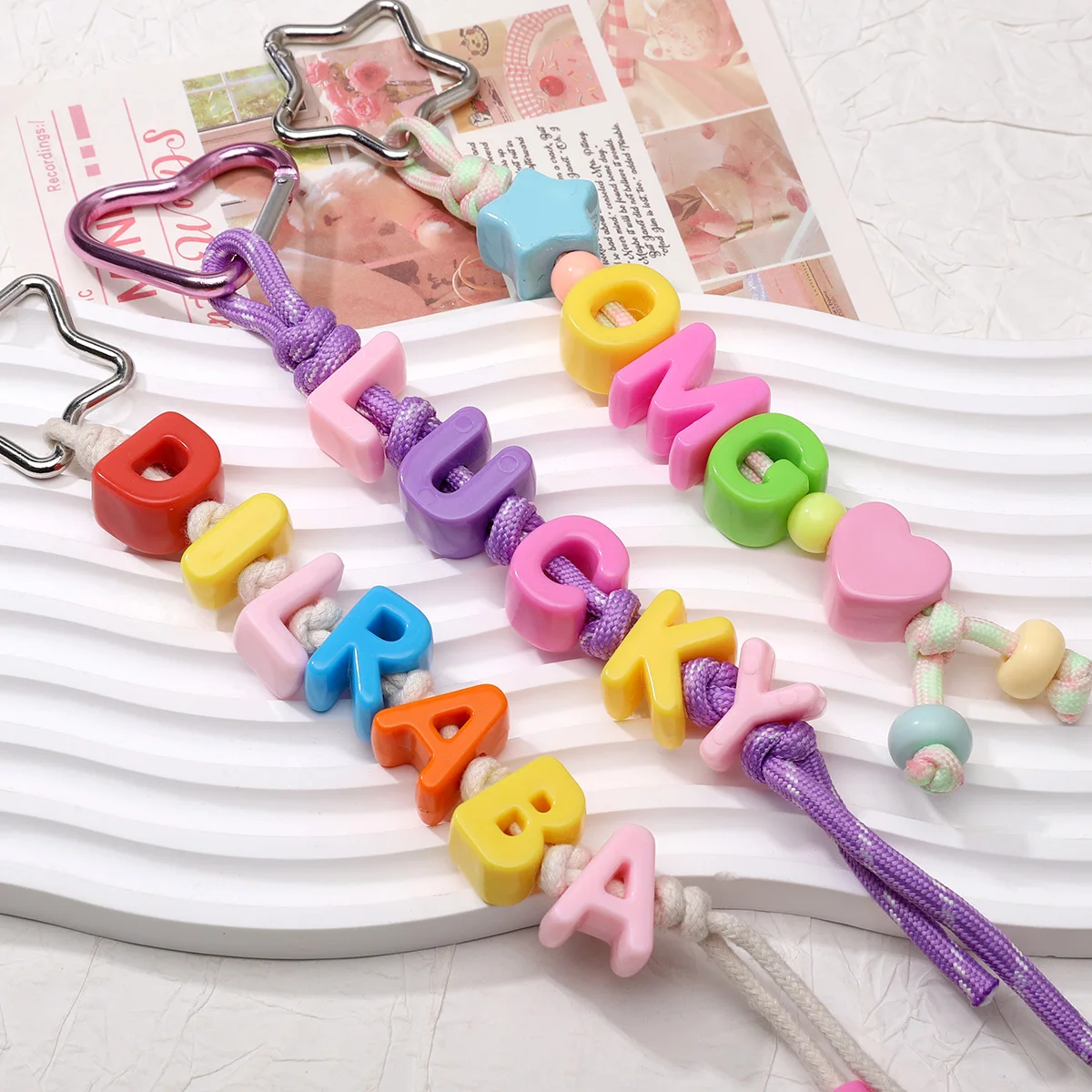 20 Stück mehrfarbige Acryl-Buchstabenperlen mit großem Loch, lose Spacer-Perlen für DIY-Schmuckherstellung, Armbänder, Telefon- und Bastelzubehör – Detail 4