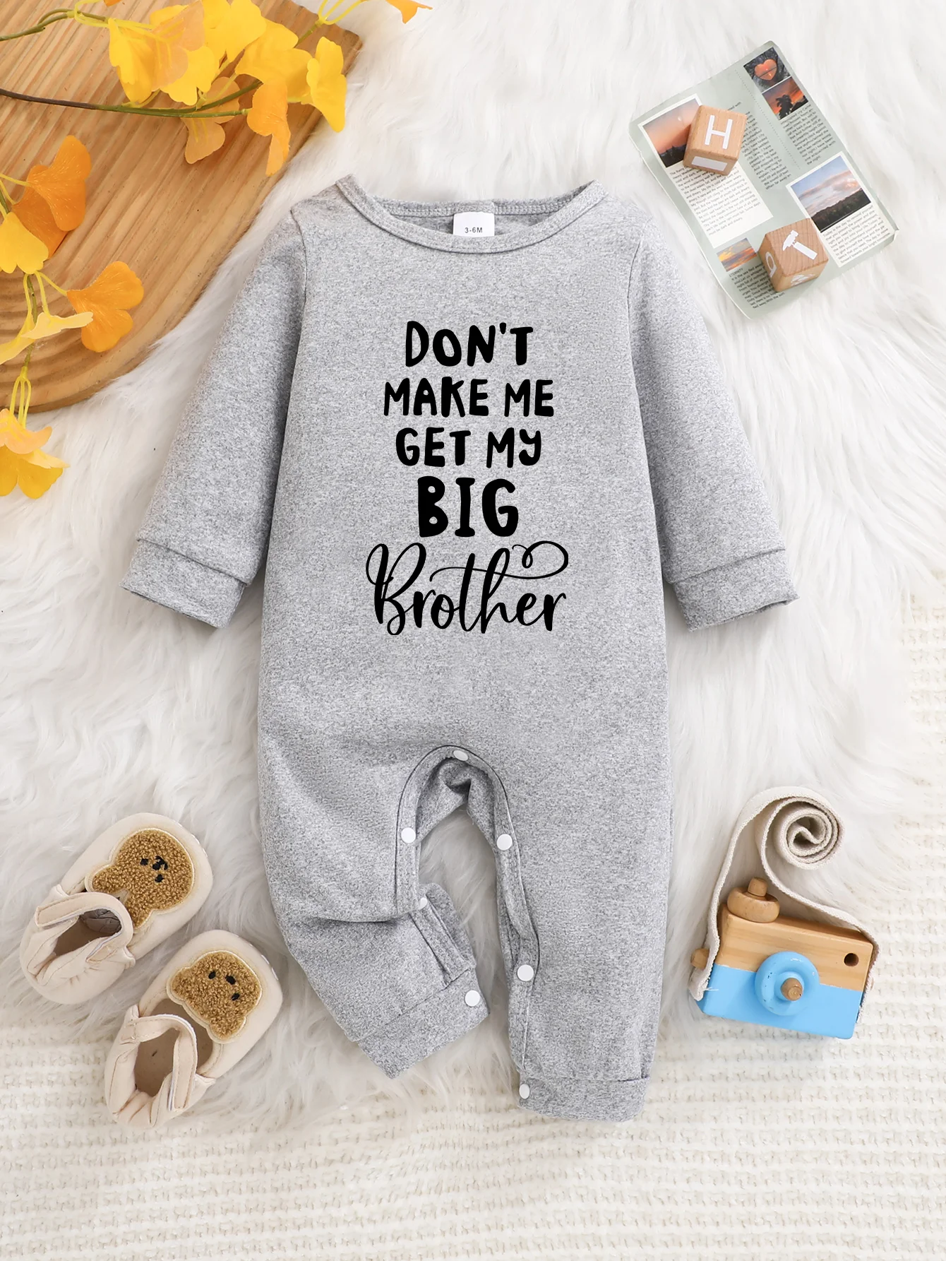 Newborn baby boy and girl long-sleeved rompers with letter print design, comfortable and soft against baby's skin, suitable for