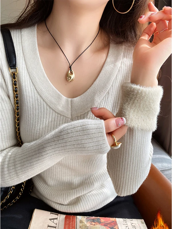 เสื้อสเวตเตอร์ไหมพรมคอวีสีขาว แขนยาว ทรงเข้ารูป ให้ความอบอุ่น เหมาะสำหรับใส่ทำงานในฤดูหนาว