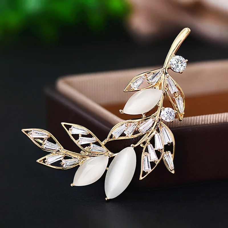 Chinese Style Auspicious Lucky Leaf Brooch Gold Tone Cat Eye Stone Micro Paved Clear Zircon Elegant Lapel Pin For Women Wedding