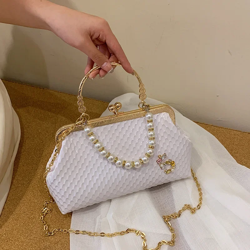 2023 Luxury Designer Women White Shoulder Bags Gold Silver Crossbody Bags Pearl Evening Clutch Chain Shell Clip Party Handbags