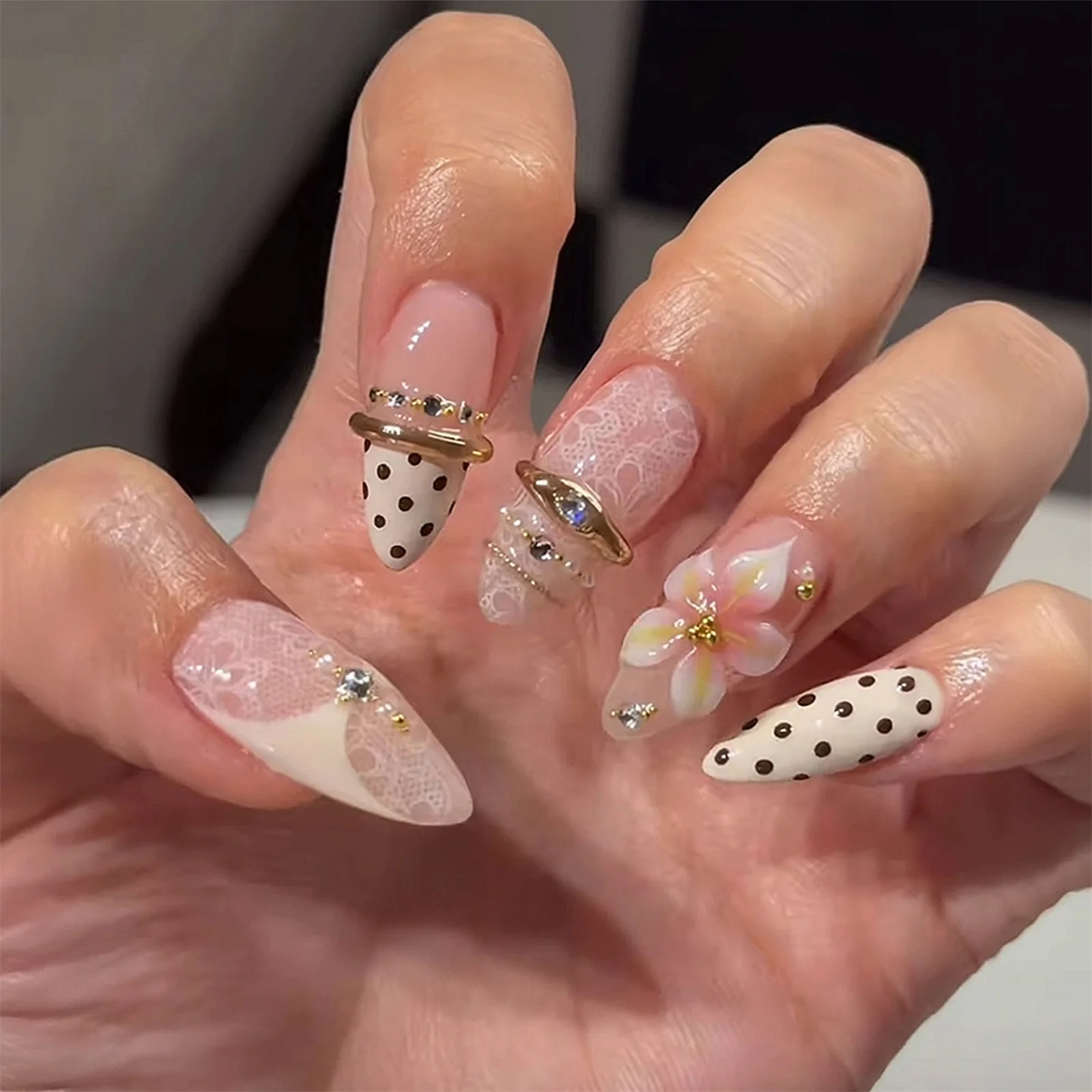 24 Stück künstliche Nägel zum Aufkleben, 3D-Blumenprägung, falsche Nagelspitzen, milchweiße Spitze mit Punkten, wiederverwendbare Harz-Maniküre-Nagelspitzen