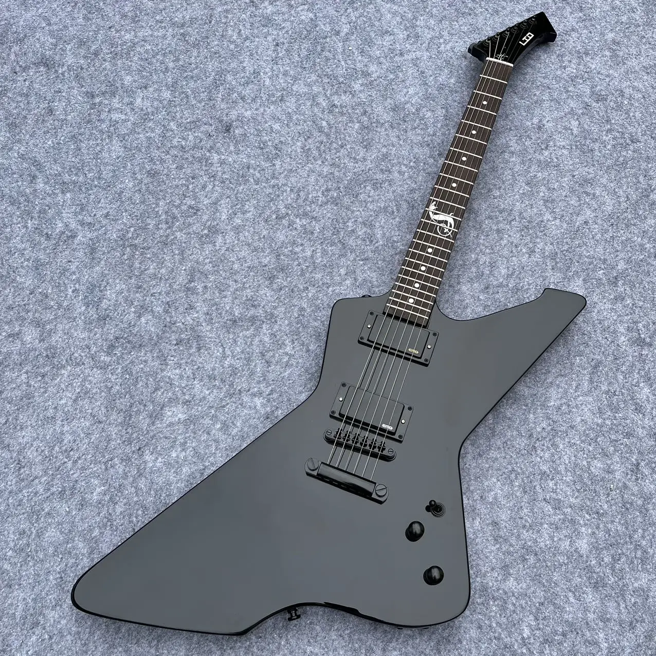 New classic shaped electric guitar, quality assurance, professional grade, fast delivery SD