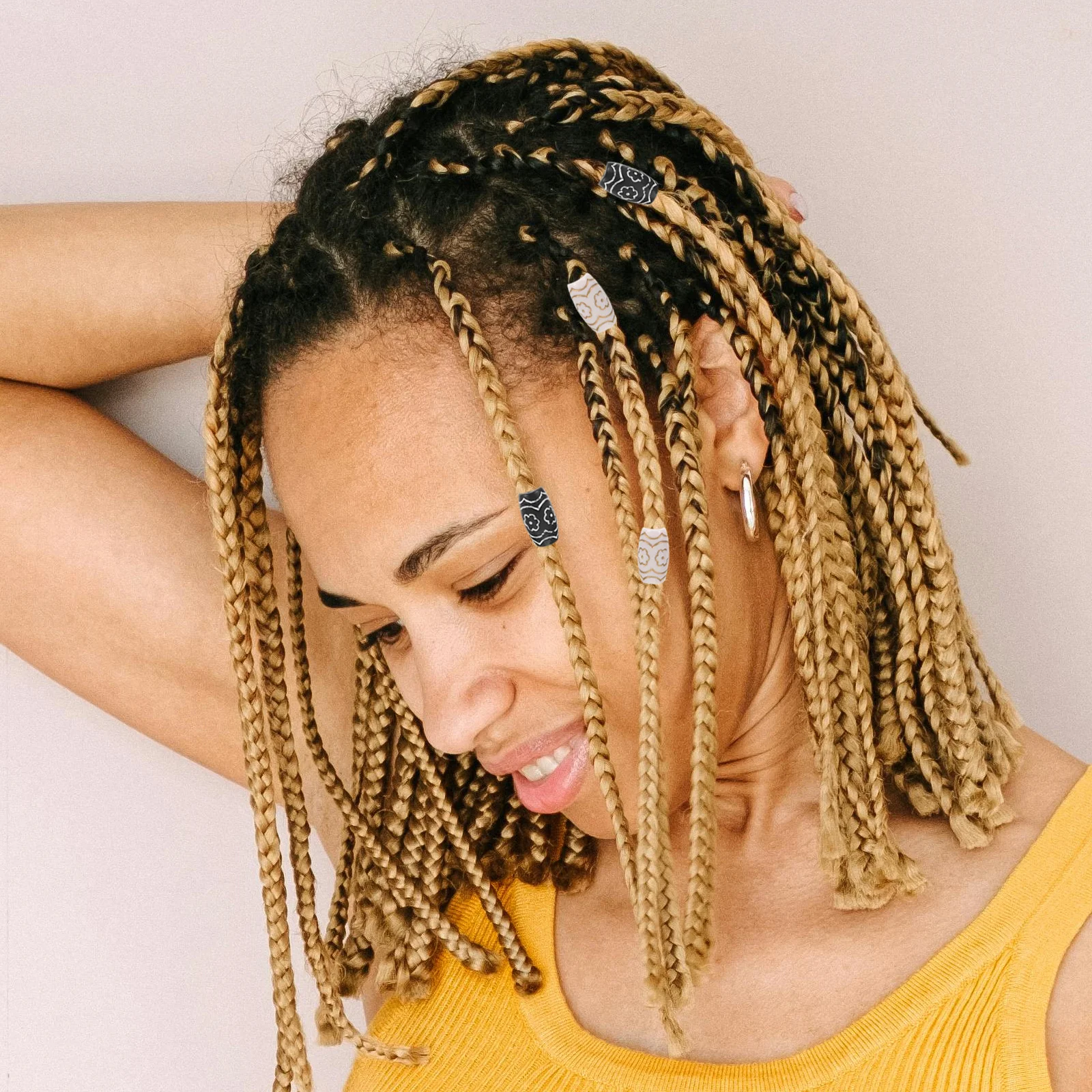 

60pcs Hair Beads Decorative White Black Plastic Big Hole Bendable Cuffs For Braiding Stylish Accessory Tube