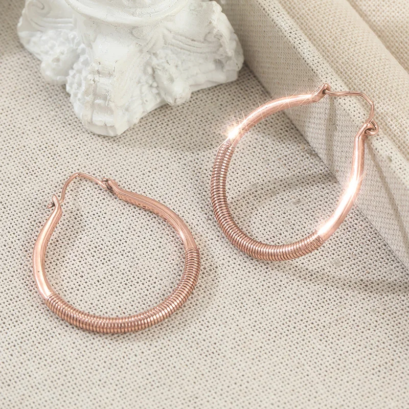 Vintage-Ohrringe in Bronzefarbe für Damen, geometrisches, handgeschnitztes Wickelmuster, für Partys und den Alltag – Detail 1