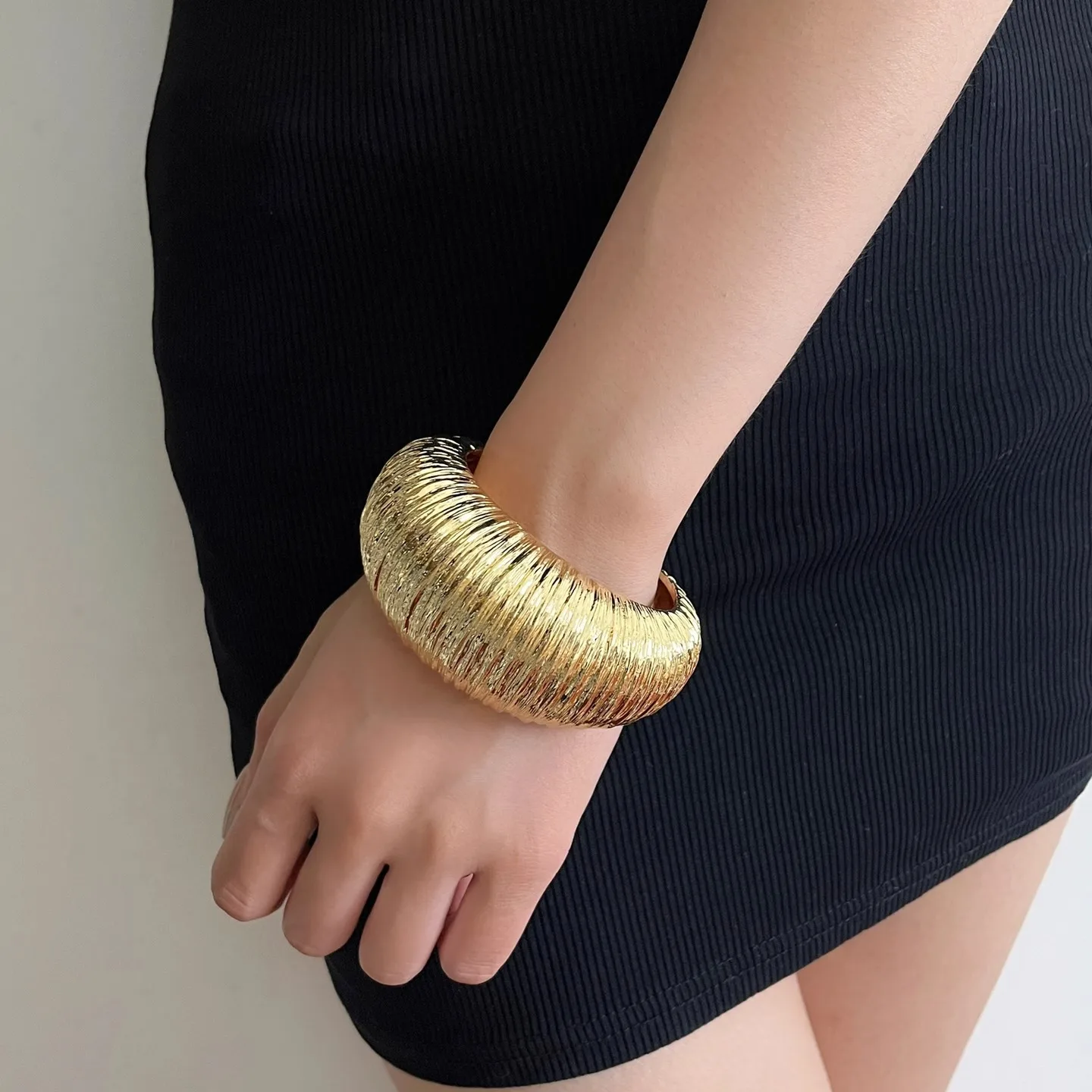 Niche Style Hook‑Wire Craft Arch Round Open Bangle Textured Wide Plain Band Luxury High‑End Delicate Bracelet For Women Jewelry