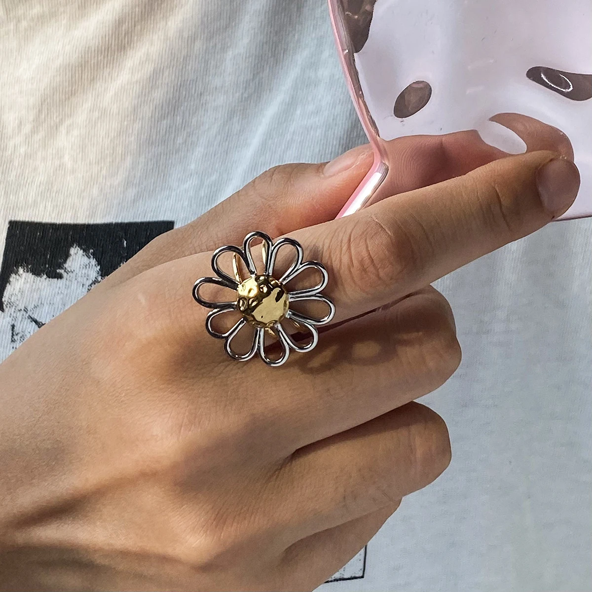 

AIKOER Minimalist 18K Gold Color Plated Stainless Steel Two tone Hollow Daisy Flower Ring Women's Accessories Party Gift