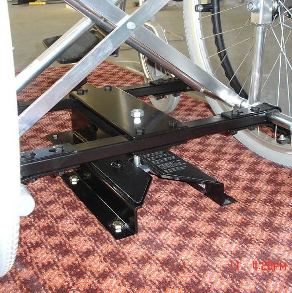Wheelchair lace restraint system Self-adjusting self-tensioning seat belts for wheelchair vehicles
