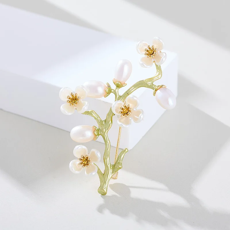 Spilla cheongsam con perle d'acqua dolce floreali smaltate fresche ed eleganti, un accessorio di fascia alta per le donne