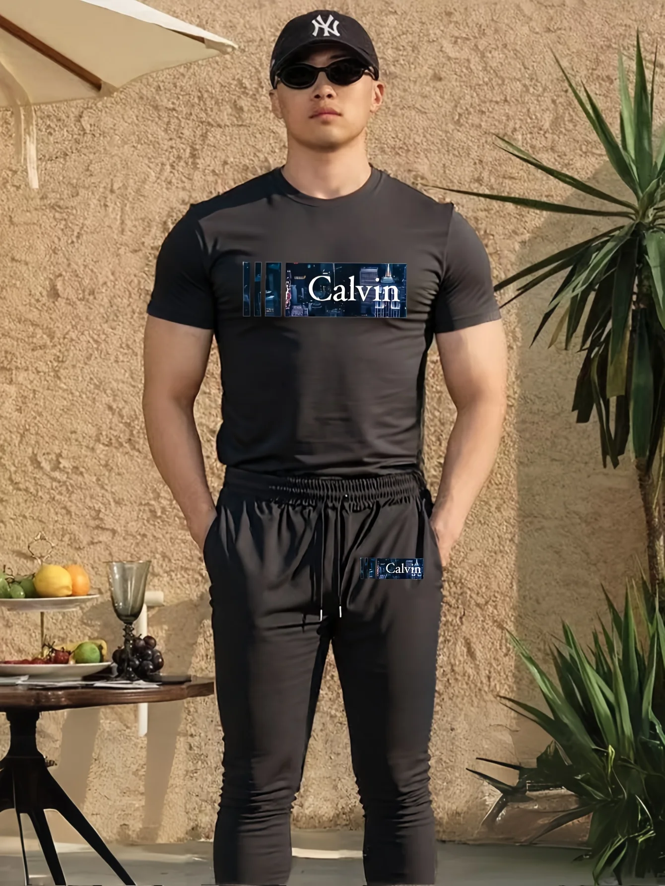 

Мужской летний комплект из двух предметов: уникальные хлопковые футболки с принтом в уличном стиле + брюки из полиэстера до щиколотки на шнурке.