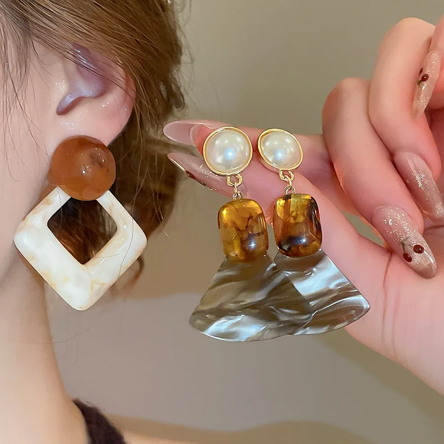 Retro Kaffee Fan-Förmigen Verschmieren Harz Anhänger Ohrringe für Frauen Luxus Imitation Perle Tropfen Ohrring Platz Acryl Schmuck K1