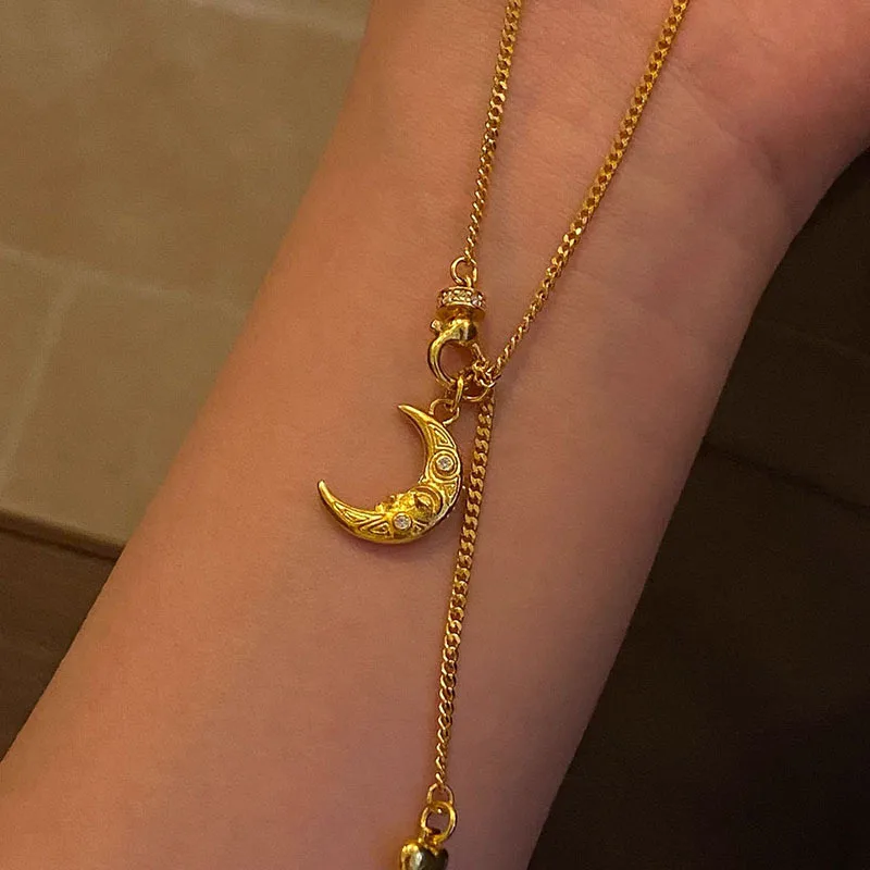 Classical inlaid round diamond Embossed half moon pendant necklace unique retro fashion collar chain jewelry accessories
