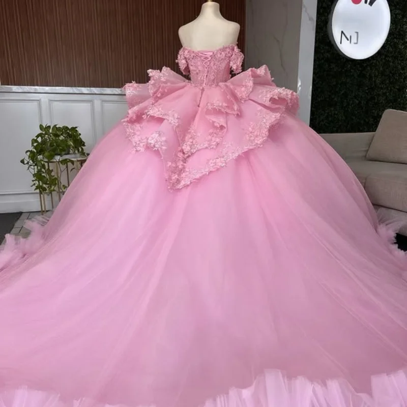 Różowa sukienka na quinceañerę z odkrytymi ramionami, koronka, cekiny, aplikacje z kwiatów 3D, kryształki, warstwy tiulu, vestidos de 15 Quinceañera ﻿ Dostosowane
