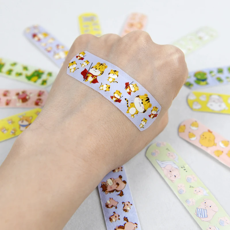 120 Pcs Cartoon Erste Band Aid Selbst-Adhesive Gips Bandagen Notfall Kit für Kinder Wasserdicht Atmungsaktiv Wunde Streifen