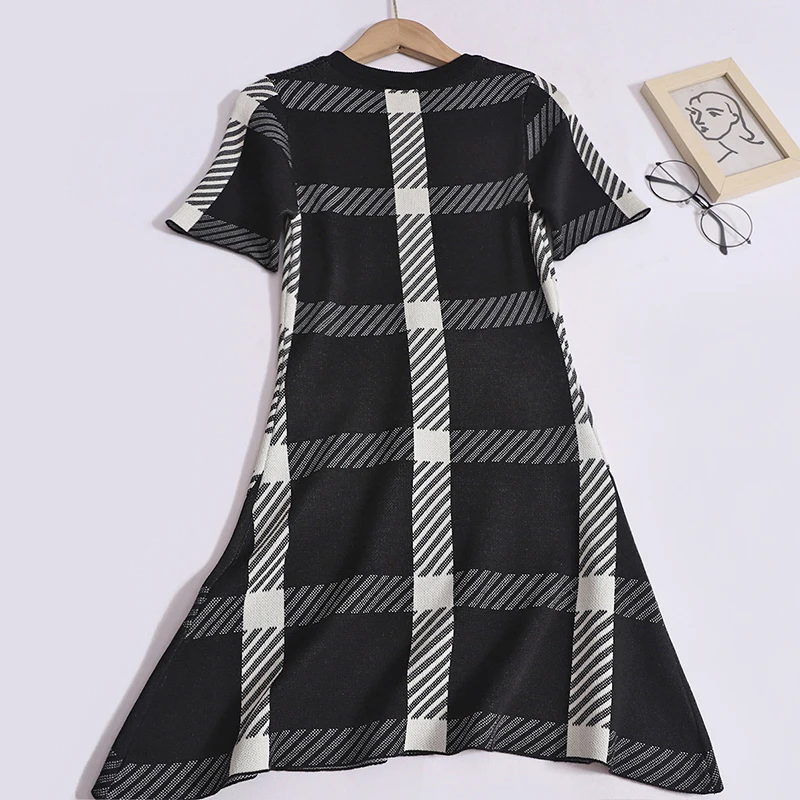 Women Casual Elastic O-neck Short Sleeved Dress Black White Plaid Pattern Knit Dress Comfortable Simple Mid-Length Dress Summer