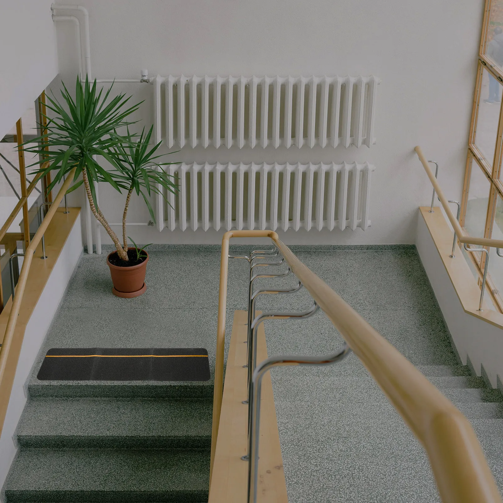 Glow in The Dark Anti-Slip Stair Tread Tape Self-Adhesive Non-Skid Traction Strip for Indoor Outdoor Steps Ramps Ladders Floors