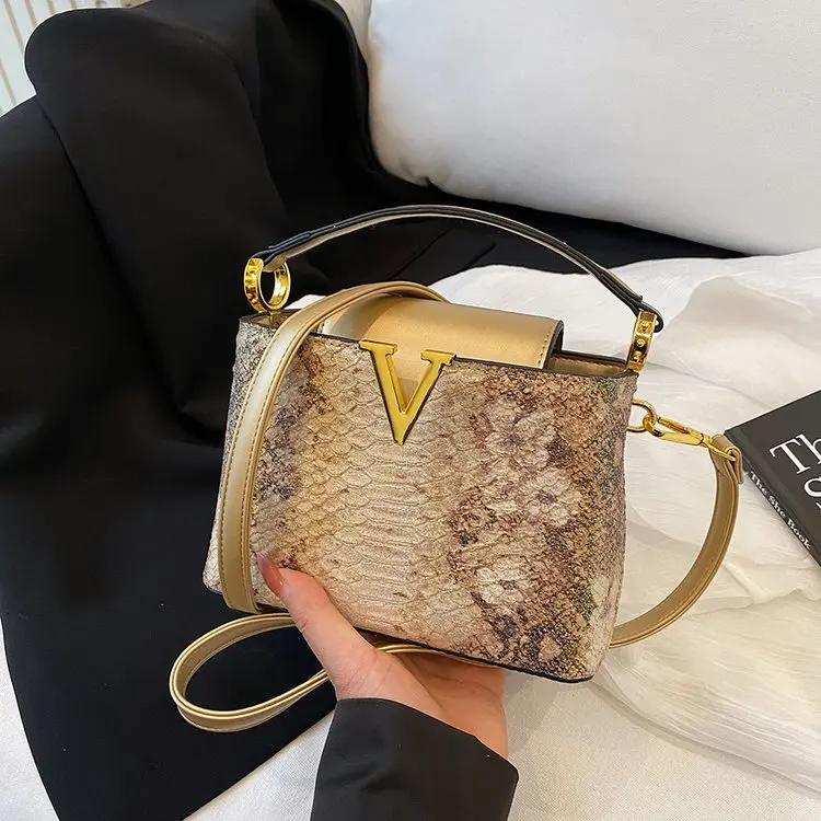 

Текстурированная ретро-сумка, квадратная сумка на цепочке, регулируемый ремень через плечо, структурированная форма, универсальность на каждый день, новинка 2026 года