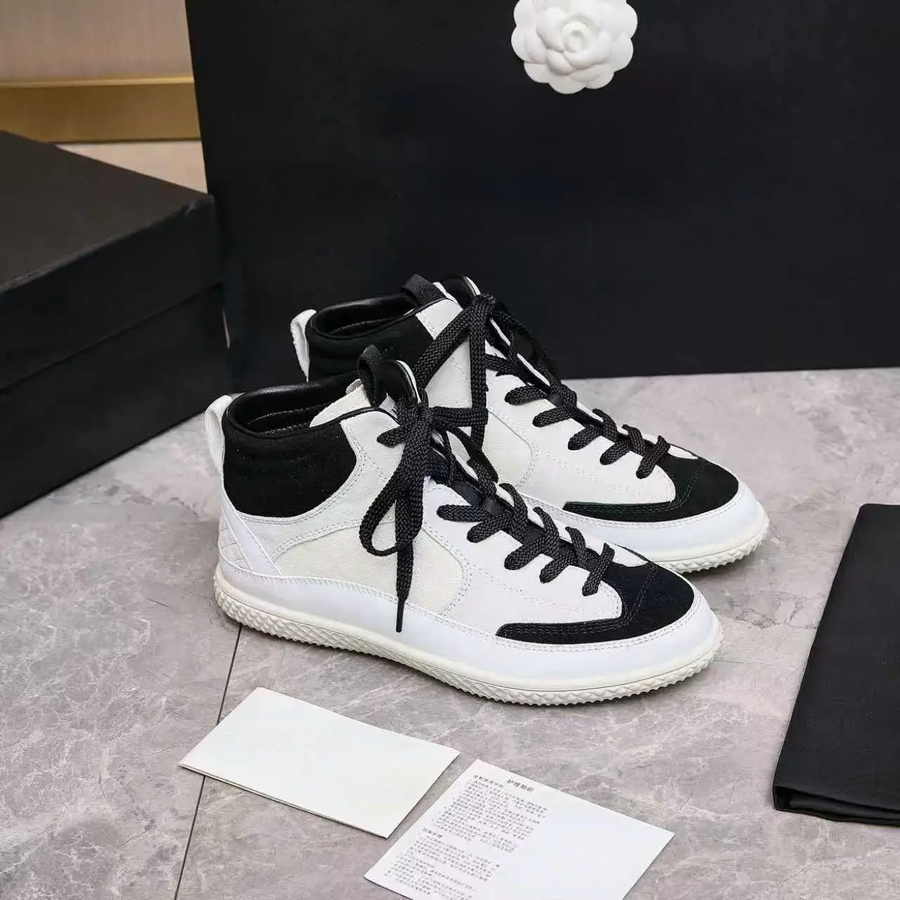 Distressed Off-white Unisex Skate Shoes, Retro Casual Flat Sneakers, Reinforced Anti-slip Skate Footwear, Japanese Style Matching Shoes for Market Visit, Exhibition Tour, Weekend Hangout and Daily Casual Wear for Men and Women