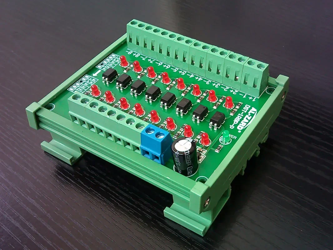 8-channel Optoelectronic Isolation Module PLC Signal Level Voltage Conversion Board PNP Output DST-1R8P-P