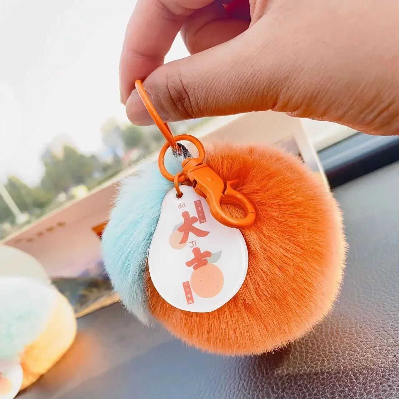 Porte-Clés en Peluche Doux et Moelleux, Bibelot Pendentif en Fourrure de Lapin Rex, Pompon Orange Haut de Gamme, 1 Pièce