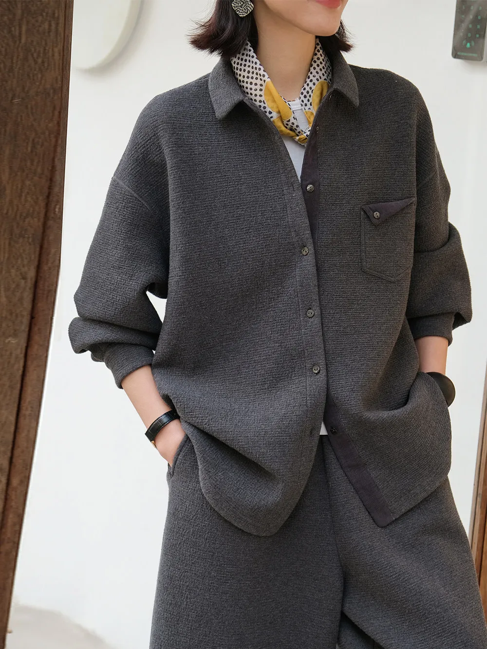 

Новинка от Mallin Spring: Мягкая, пушистая, дышащая женская куртка из вельвета с пэчворком и маленьким воротником, комфортная и легкая.