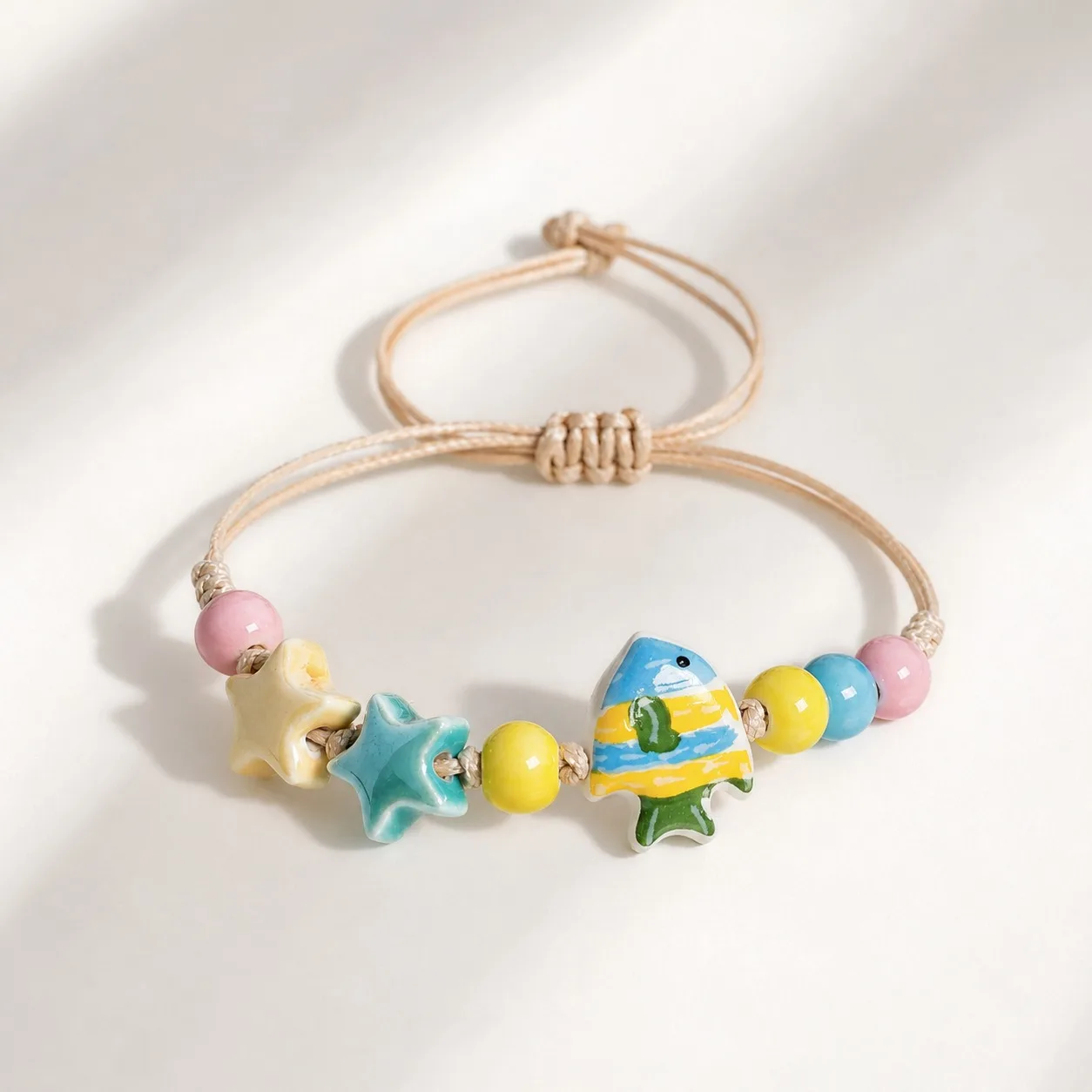 Handgefertigtes Keramik-Armband mit Fisch- und Sternanhänger, verstellbarem Wachsschnur-Design, geflochtener Schmuck, Geschenk S04-0099