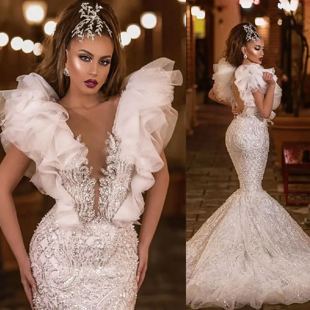 Vestido de novia blanco de sirena con cuello en V profundo para mujer, Sexy, bohemio, Espalda descubierta, cuentas de cristal, encaje con volantes, sin mangas, 2024