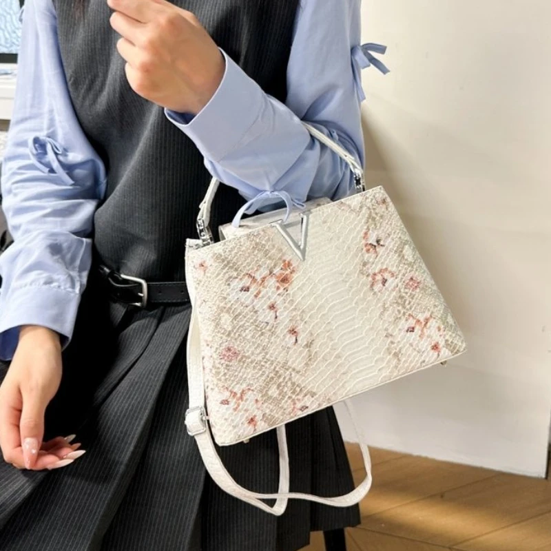 

Sophisticated French Style Shoulder Bag 2025 New - High-End Exquisite Creative Handbag for Light Luxury Women