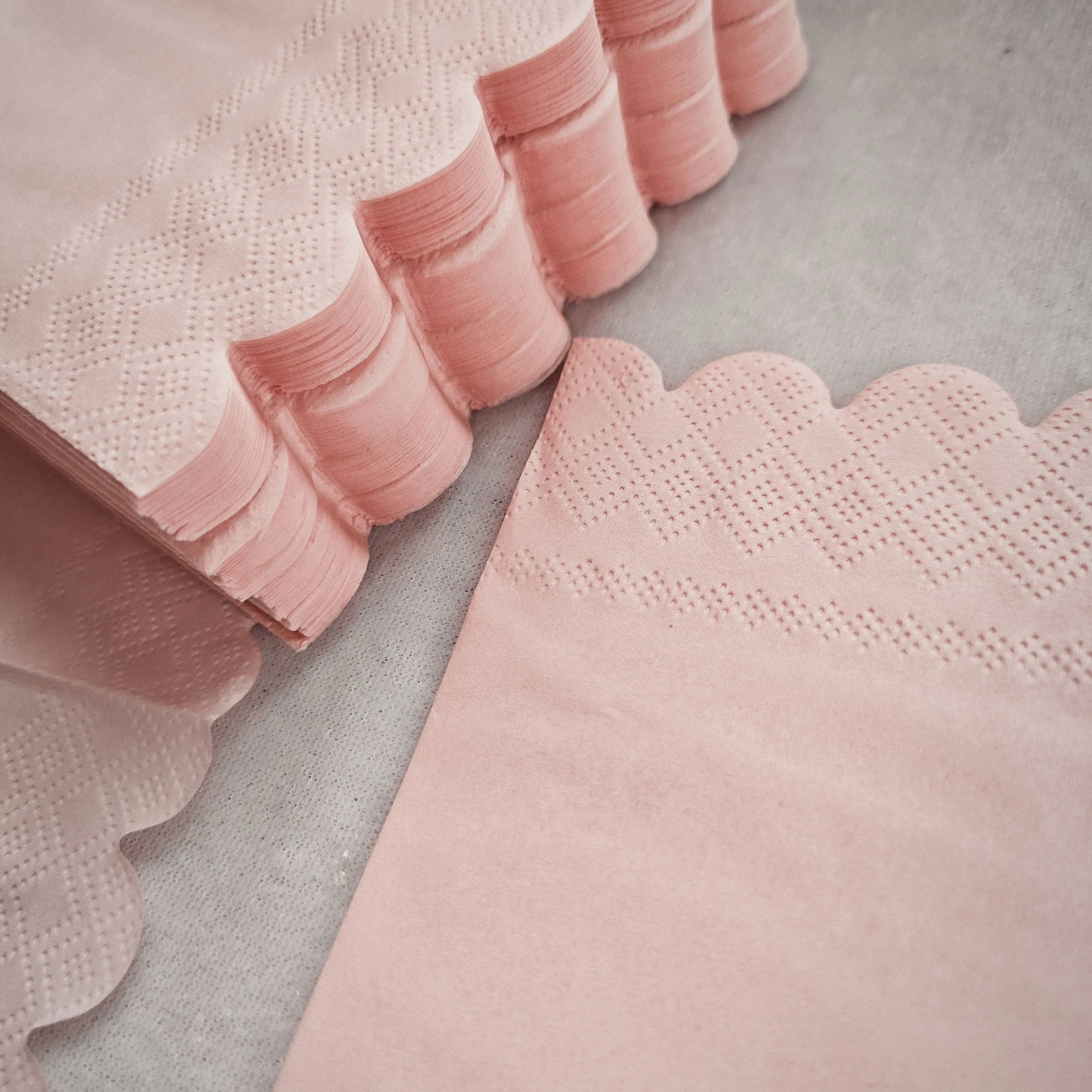 20 pieces of pink lace edged napkins, 2 layers, suitable for weddings, birthdays, etc. - made of sustainable wood pulp material