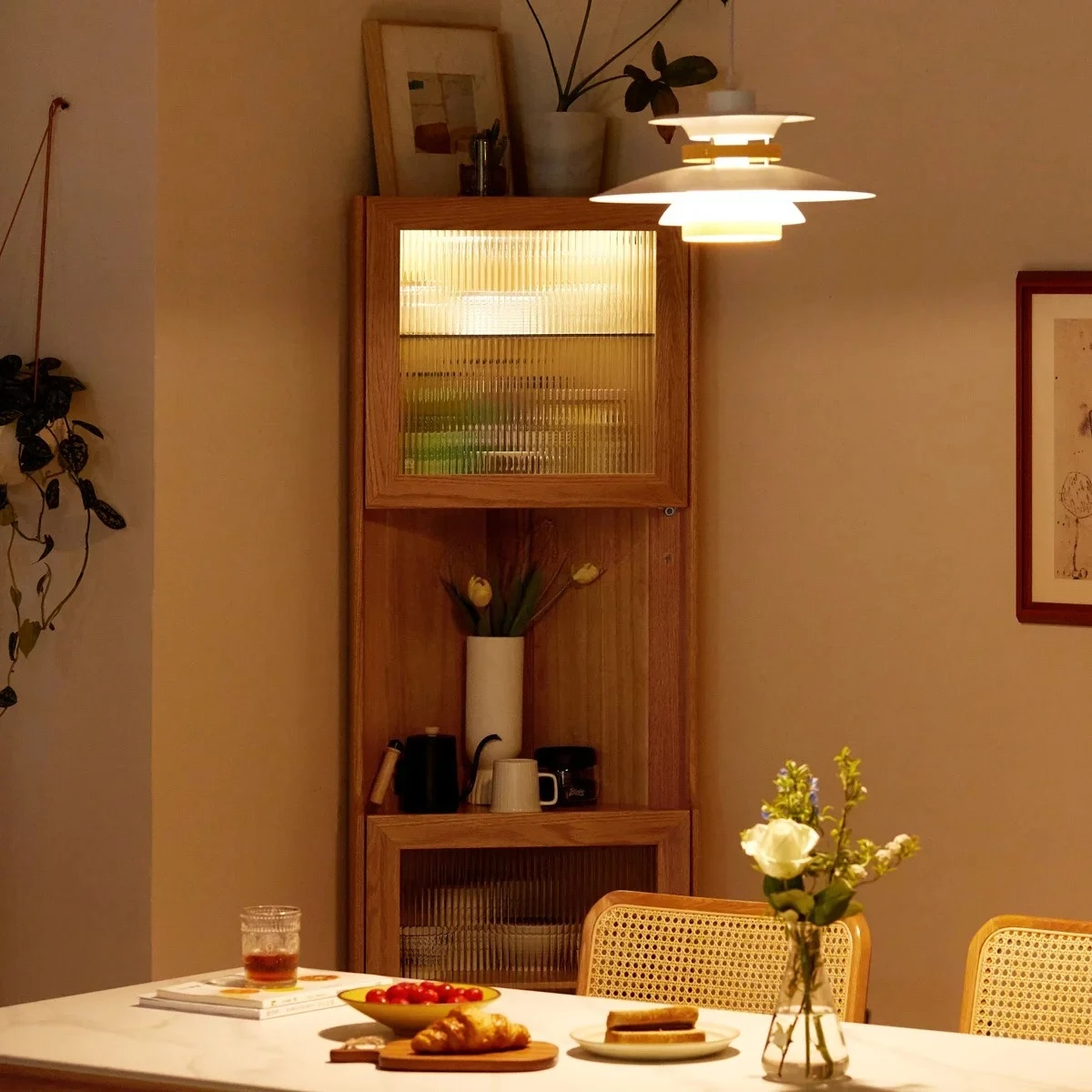 

*Угловой шкаф из цельного дерева, угловая стенка для хранения, треугольный шкаф для маленькой квартиры