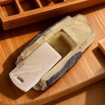 リアルな枝の外観の樹脂製キーハイダー、屋外ガーデン装飾、鍵収納ボックス、予備の家の鍵を景観に安全に隠す