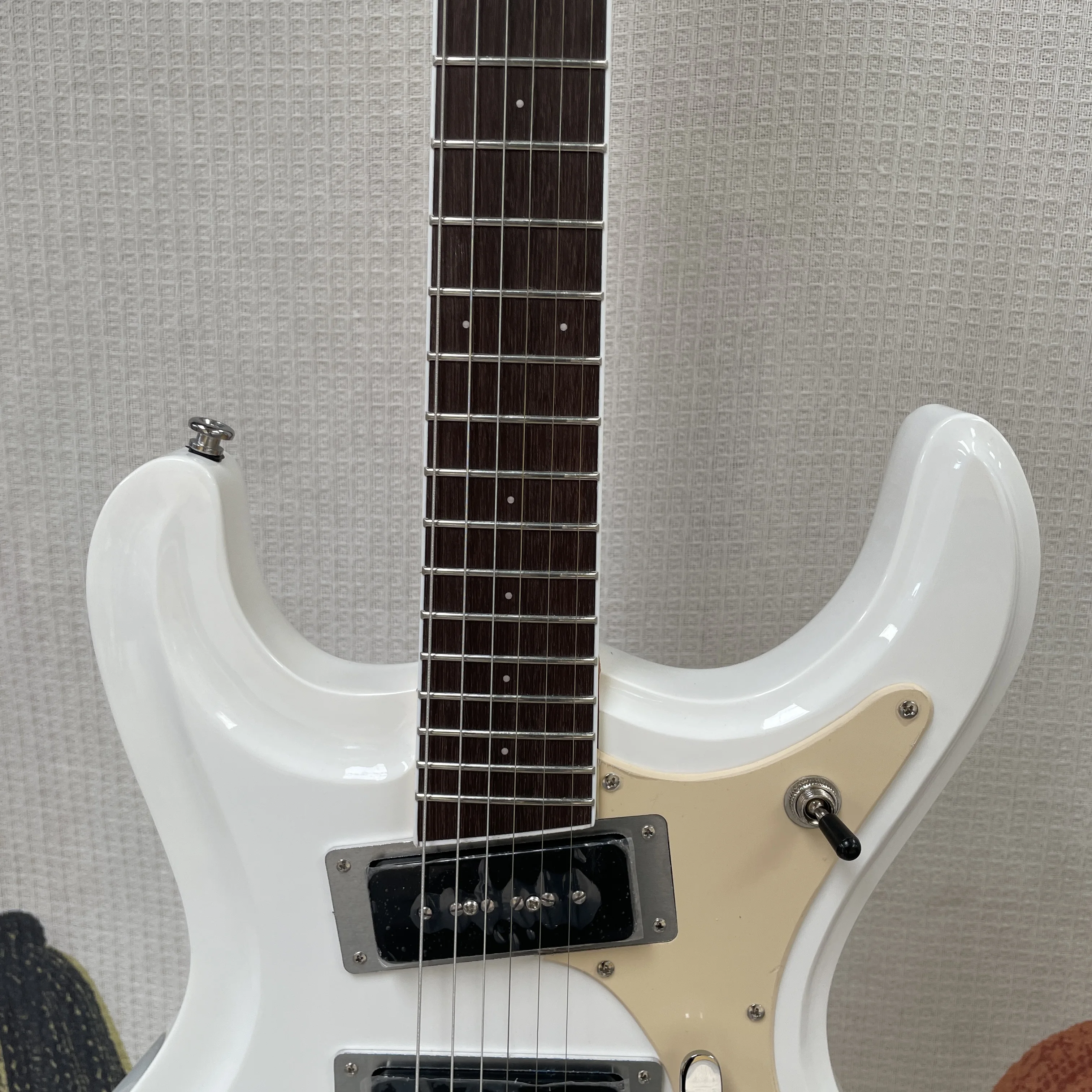 Pure white 6-string electric guitar,beige guard,silver chrome hardware,rosewood fingerboard guitars,retro rock electric guitarra
