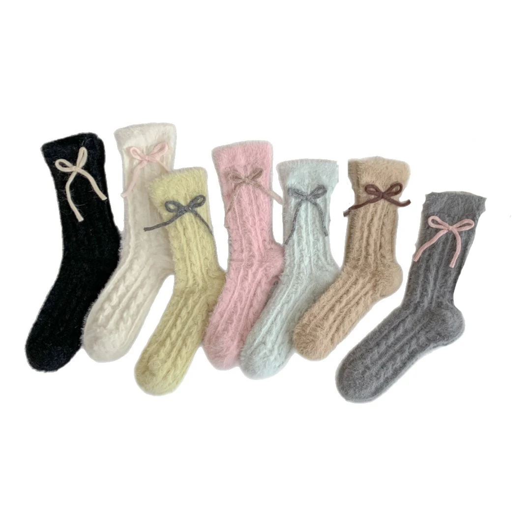 الجوارب النسائية الكورية بلون القوس Kawaii الحلو لطيف منتصف جوارب أنبوبية الشتاء سميكة أفخم الدافئة المنك الصوف جوارب يمكن السير بها على الأرض لفتاة