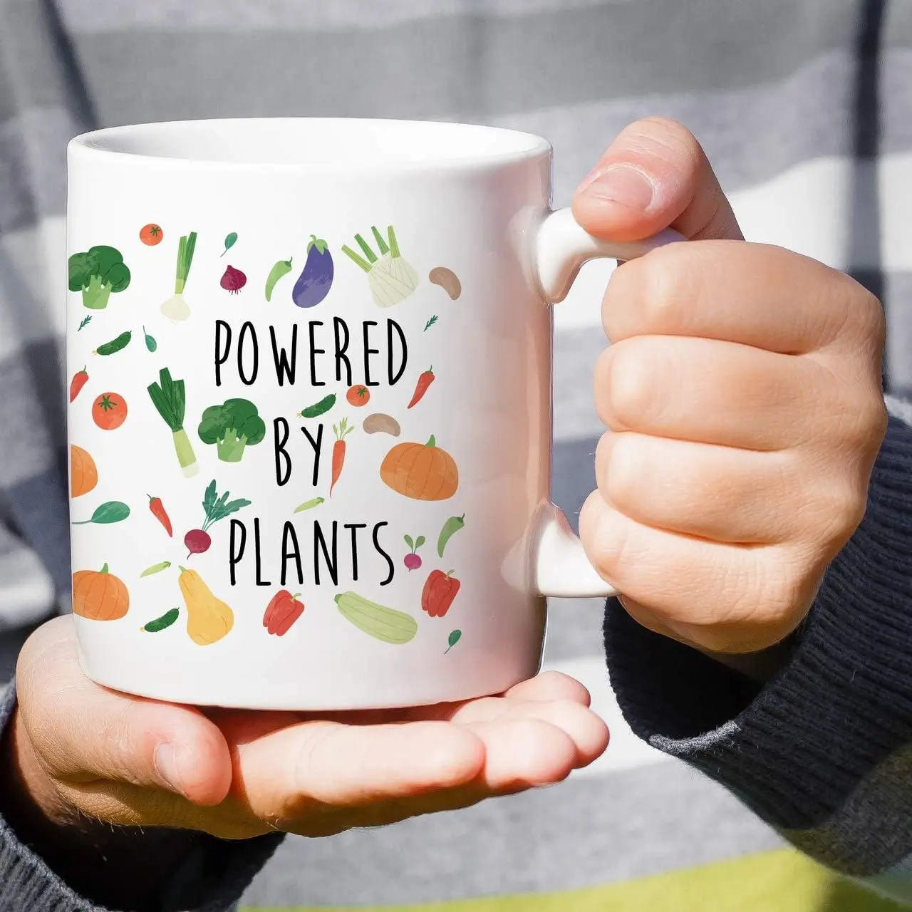 Powered By Plants Tazas de café de cerámica veganas vegetarianas de 11 onzas - Regalos de cumpleaños divertidos, sarcásticos y inspiradores para amigos
