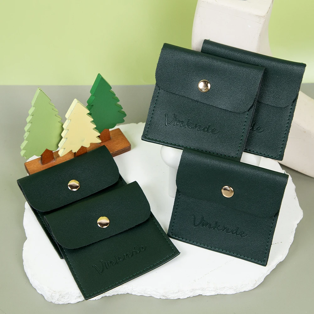 

50 шт., темно-зеленая сумка для ювелирных изделий из искусственной кожи с персонализированным логотипом, 6x6 см, серьги, кольца, подарочная упаковка, сумка для хранения, свадебные сувениры