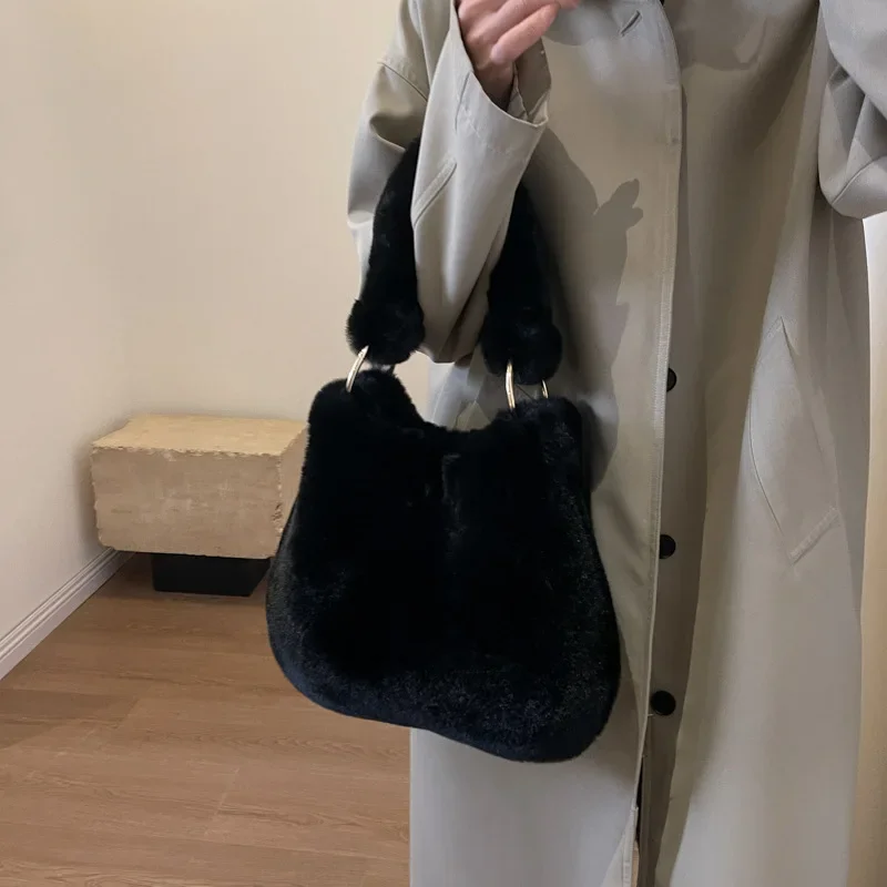 Mao Mao Borsa da donna 2024 Autunno e Inverno Nuova moda Ragazze Borsa a tracolla sotto le ascelle Borsa piccola da trasporto a mano in peluche