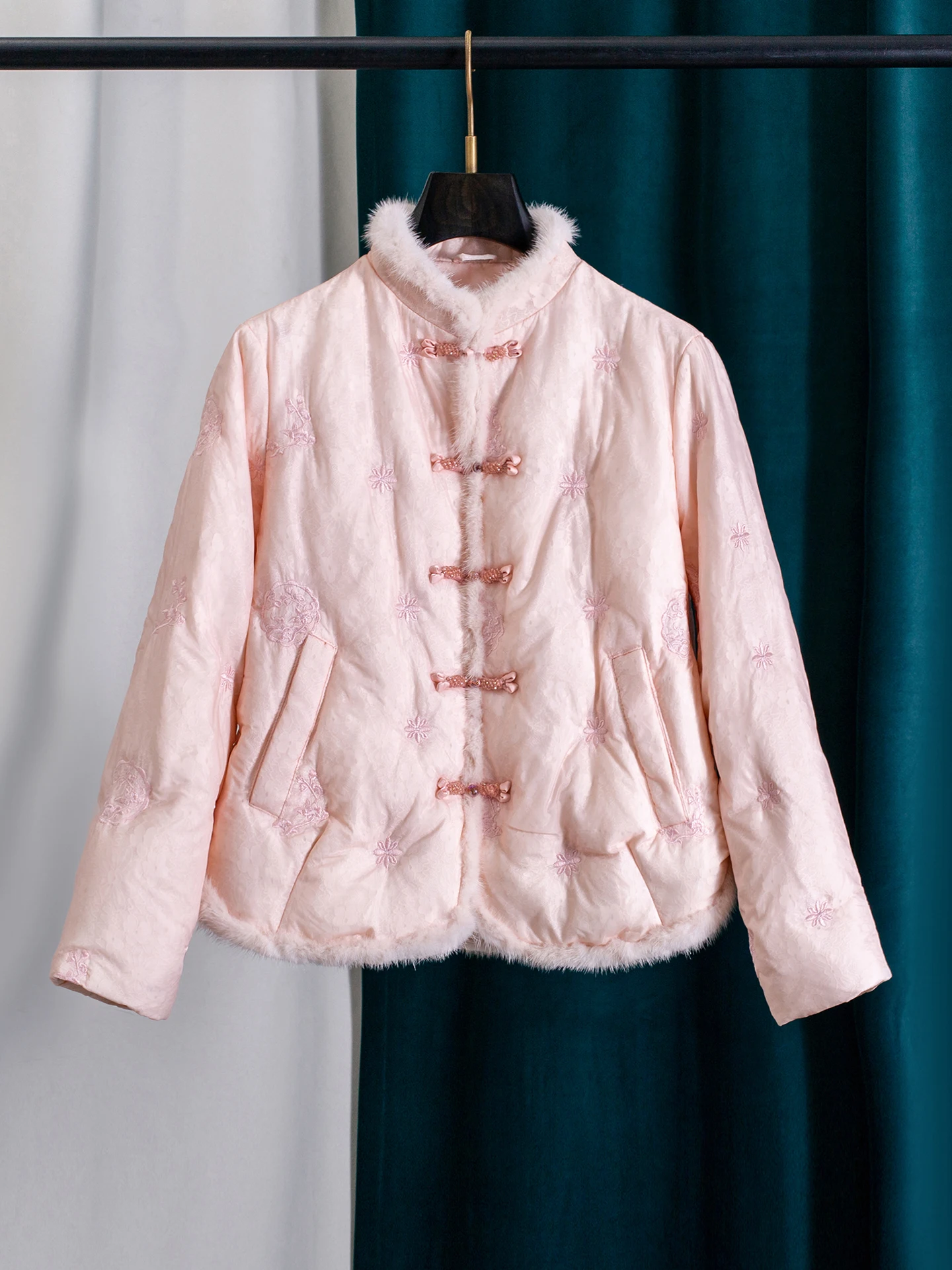 

Новая женская зимняя куртка в китайском стиле для чайной церемонии, элегантная, маленького размера, с 90% гусиным пухом, розовая, с вышивкой, воротником-стойкой, мини-длина