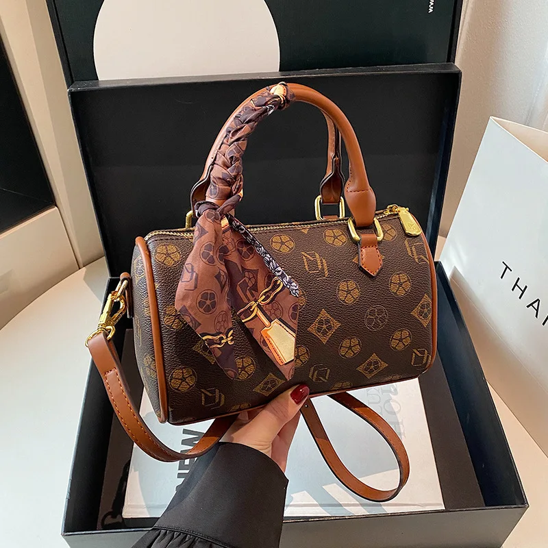 

2025 Aesthetic Shoulder Bag, Spacious Crossbody Purse for Women, Unique Top Handle Tote, Versatile Day-to-Night Bag, Textured