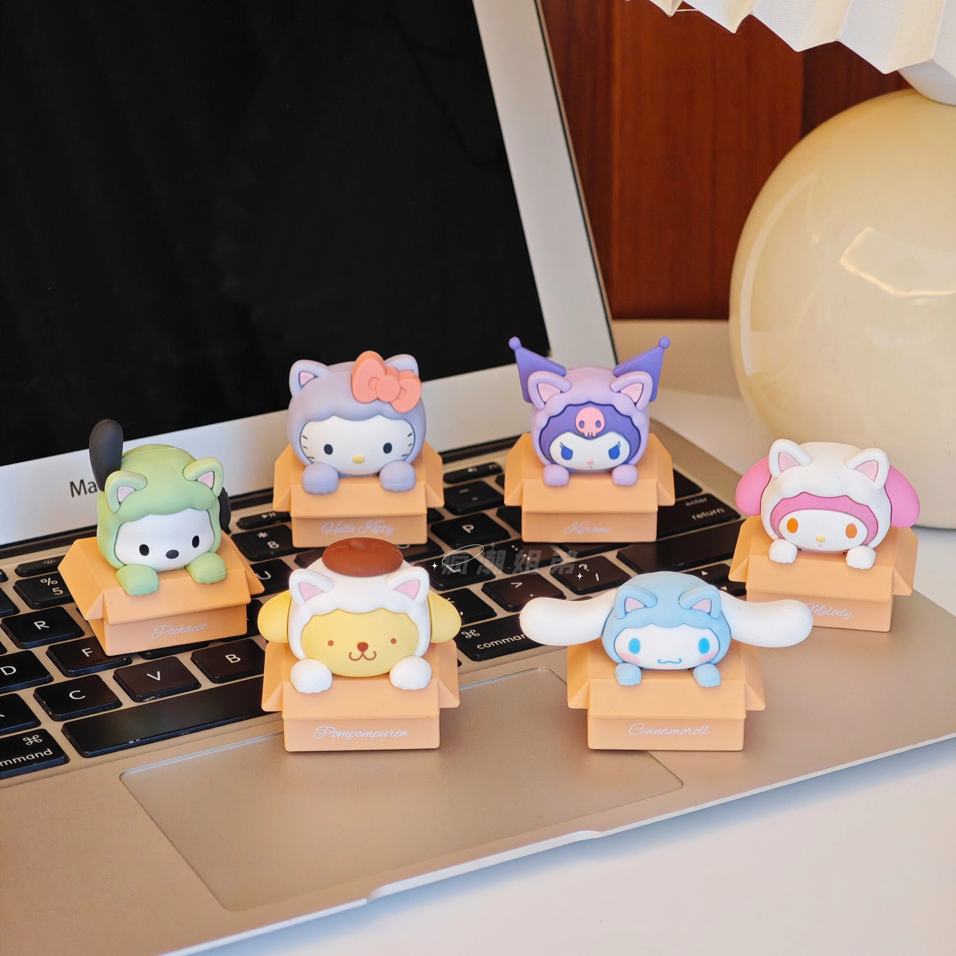 

Оригинальные игрушки Sanrio Family Cat Series: миниатюрные фигурки в закрытых упаковках (слепых боксах) — милые помпоны Пурин, Куроми, Синаморолл — украшения для рабочего стола.