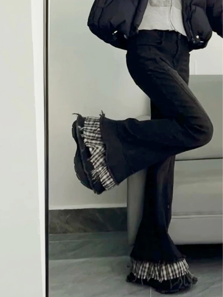 Damskie spodnie jeansowe w kratę Y2K z falbankami, czarne, z niskim stanem, dopasowane, z rozszerzanymi nogawkami, vintage streetwear, styl hot girl.