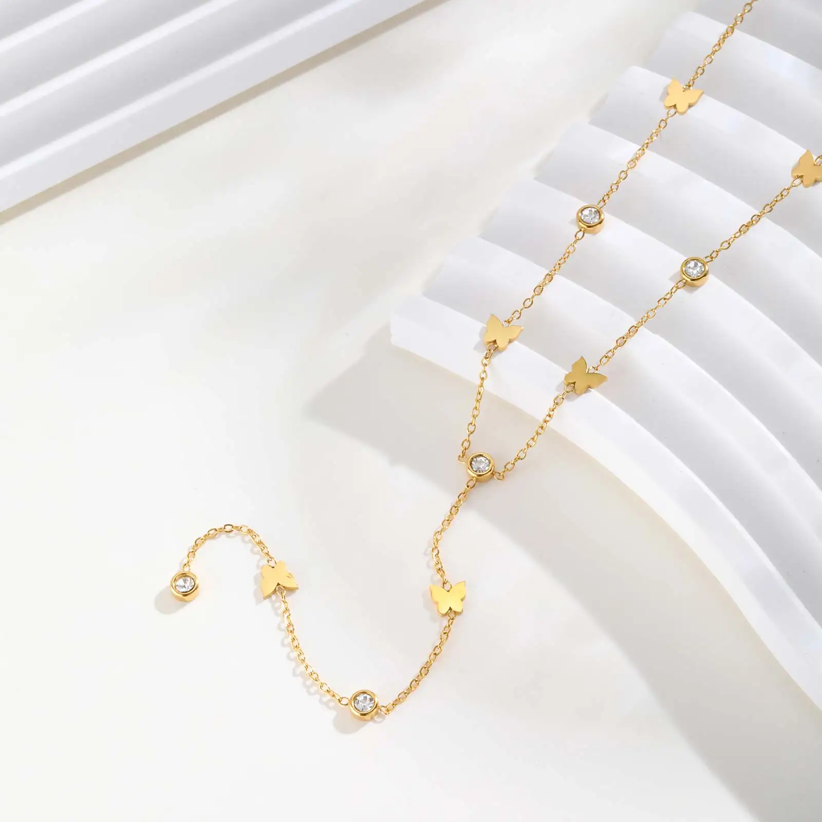 Edelstahl-Halskette in Y-Form mit Schmetterlingsherz für Damen, vergoldete lange Halskette mit Zirkonperlen, trendiger Partyschmuck – Detail 5