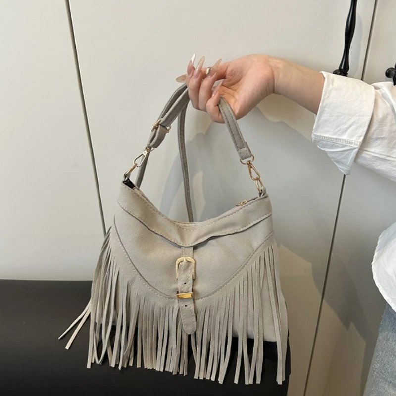 Wildleder-Umhängetaschen mit Fransen und Metallschnalle, verstellbarer Riemen, Halbmond-Umhängetasche im Western-Stil für Damen, für Reisen und den Alltag – Detail 2