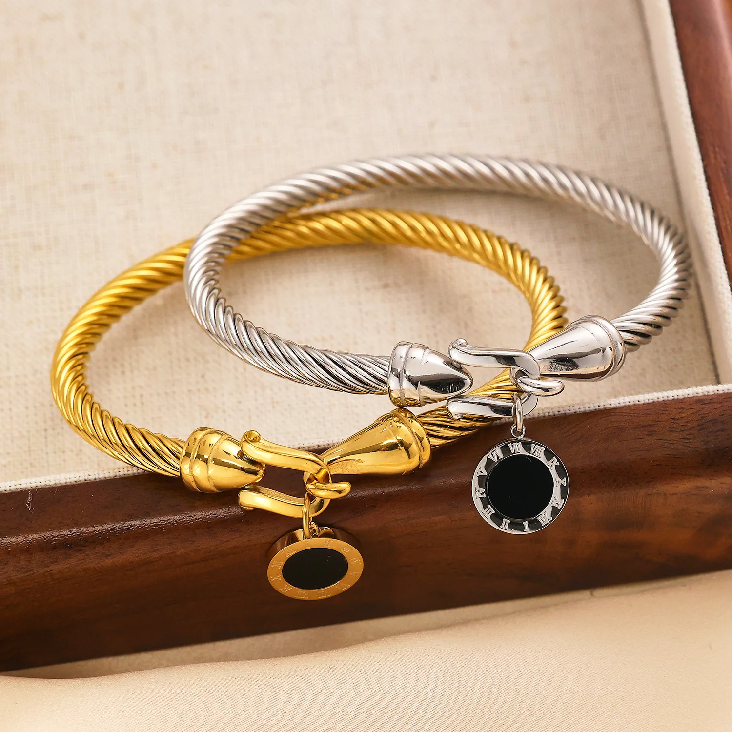 Button Wire Roman Number Titanium Steel Bracelet with Horseshoe Buckle 18K Gold Plated Waterproof Non Allergic Jewelry for Women