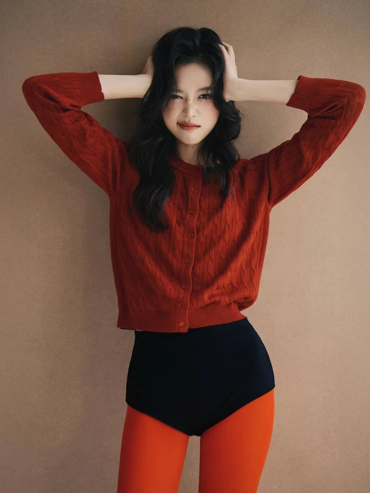 

Красный свитер для студийной портретной съемки: атмосферная одежда в расслабленном стиле для женщин, осень-зима, винтажный образ в стиле журнальных обложек