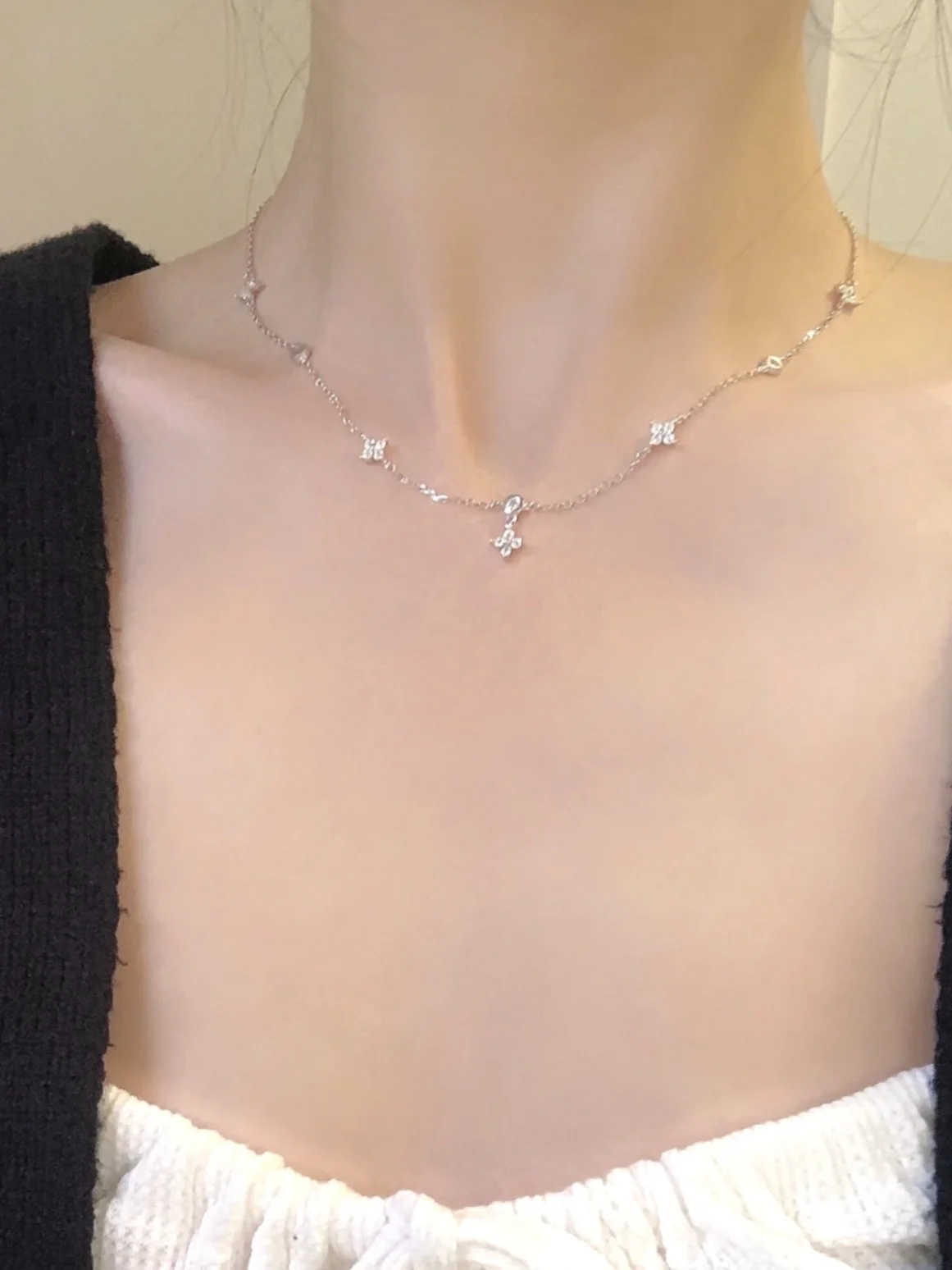 

Exquisite Four Leaf Clover S925 sterling silver necklace with a high-end temperament, collarbone chain bracelet