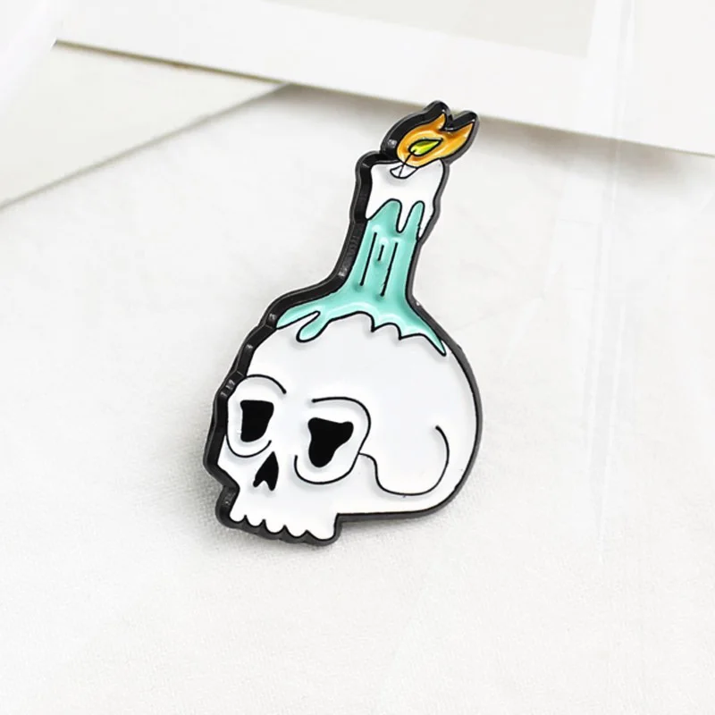 Mochila de mezclilla Death Burning, joyería de moda, regalo de joyería melltű Spille, Pin de candelabro de calavera blanca de dibujos animados, cera de llama gótica